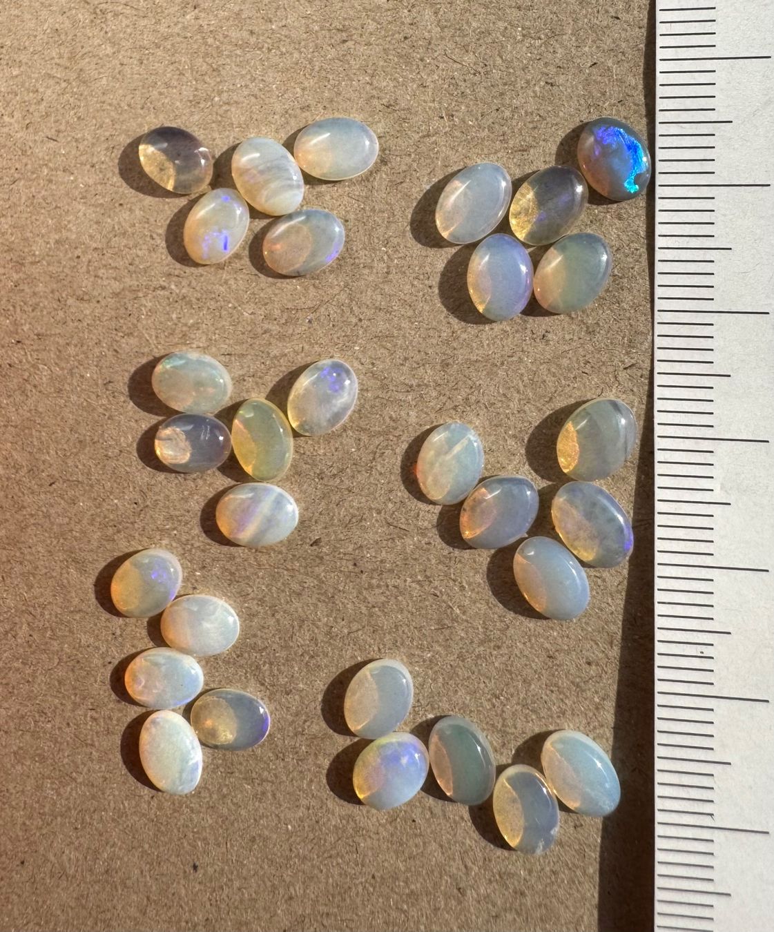 Fossili: 30 Stk  Cabochons Opal echt winzig neu   oval 5x7mm  solid – Nuovo e nell'imballaggio originale da Leuggern venduto da gemshow 2
