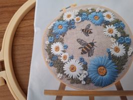 Handstickerei Blumenkranz mit Bienen, Frühling Deko 🌻🐝
