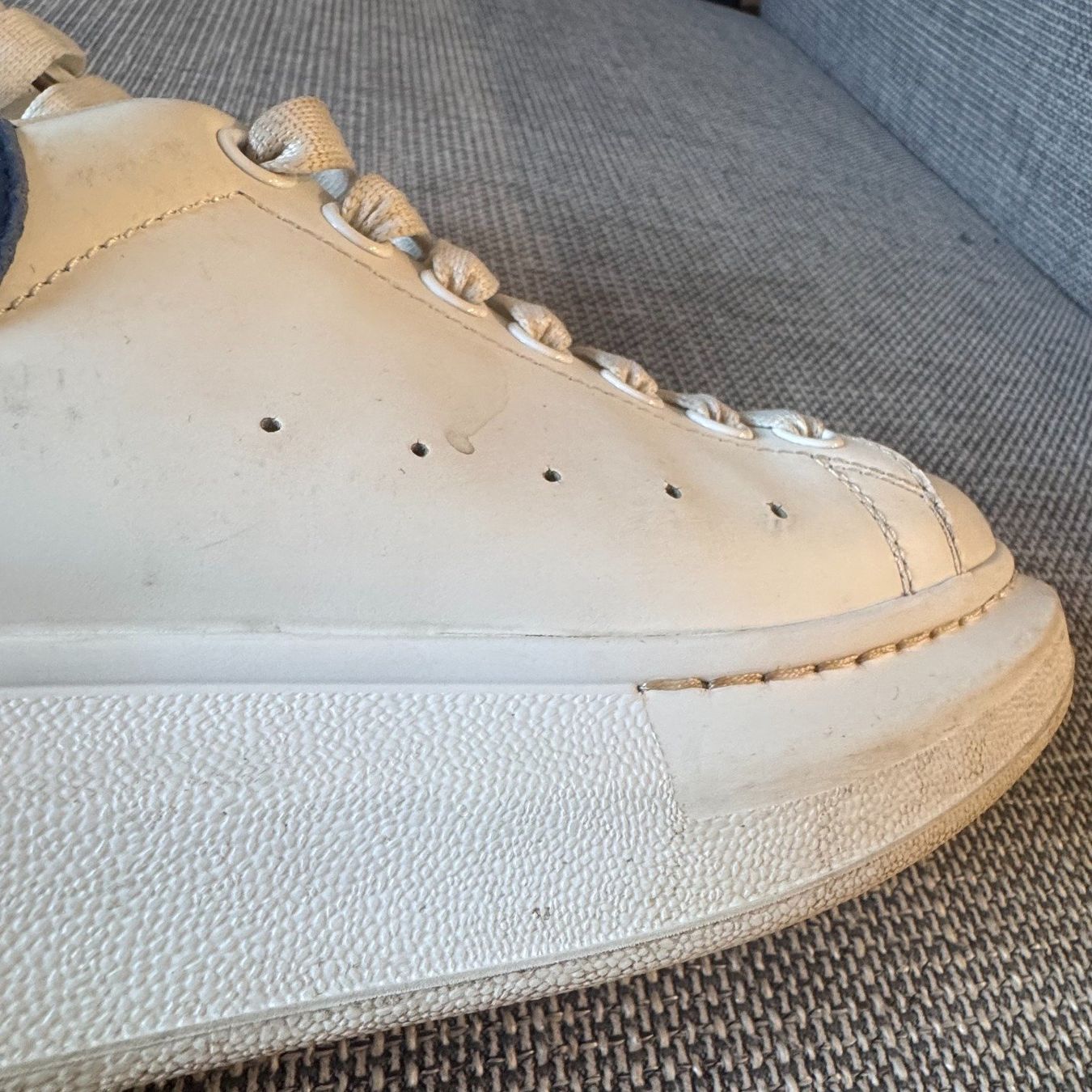 Alexander Mcqueen Scarpe da donna: Alexander McQueen white classic sneakers – Usato da St. Gallen venduto da sourced_limited 5