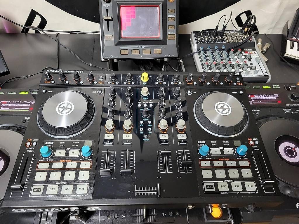 Sistema di controllo: NI Traktor Controller S4 – Usato da Biel/Bienne venduto da Groovesound