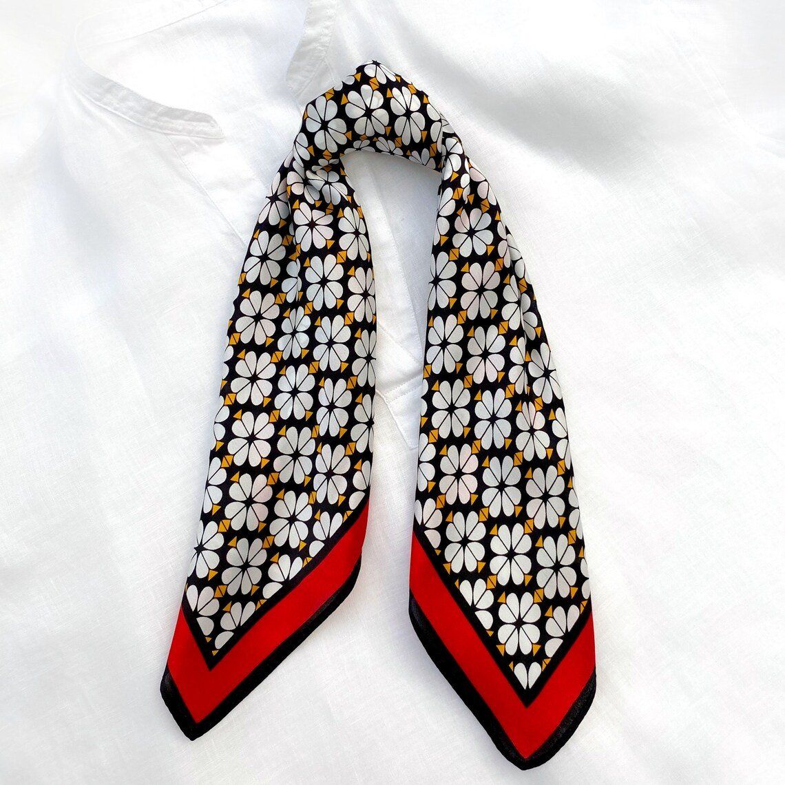 Foulard & Sciarpe: New 53cm Silk Scarf, Leaf Clover Red White 100% Silk – Nuovo e nell'imballaggio originale da Baar venduto da virginiablossoms 2