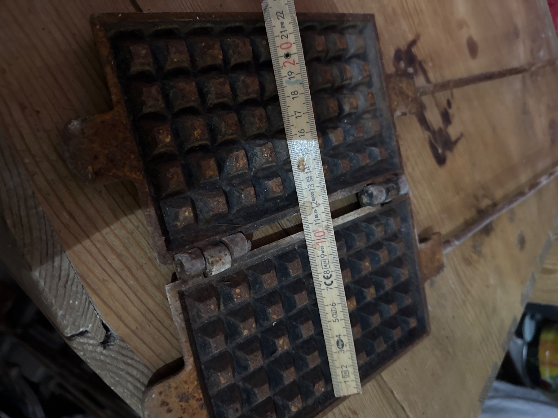 Teglie da forno: Gaufrier ancien en fonte – Usato da Lajoux JU venduto da Briard0 2