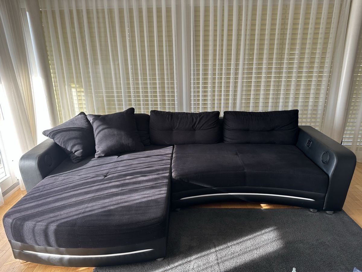 Conforama Divani: Schwarzes Stoffsofa – Usato da Luzern venduto da marbrzo 1