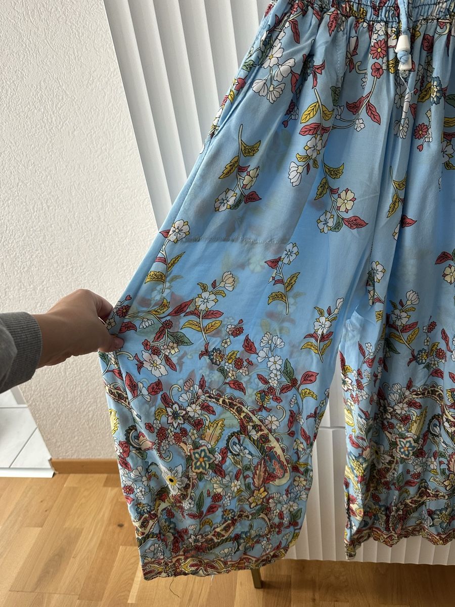 Pantaloni: Hellblaue Sommerhose mit Blumenmustern! – Usato da St. Gallen venduto da adr_l9jg 1