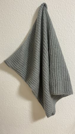 Warmer, grauer Strickschal - ideal für den Winter!