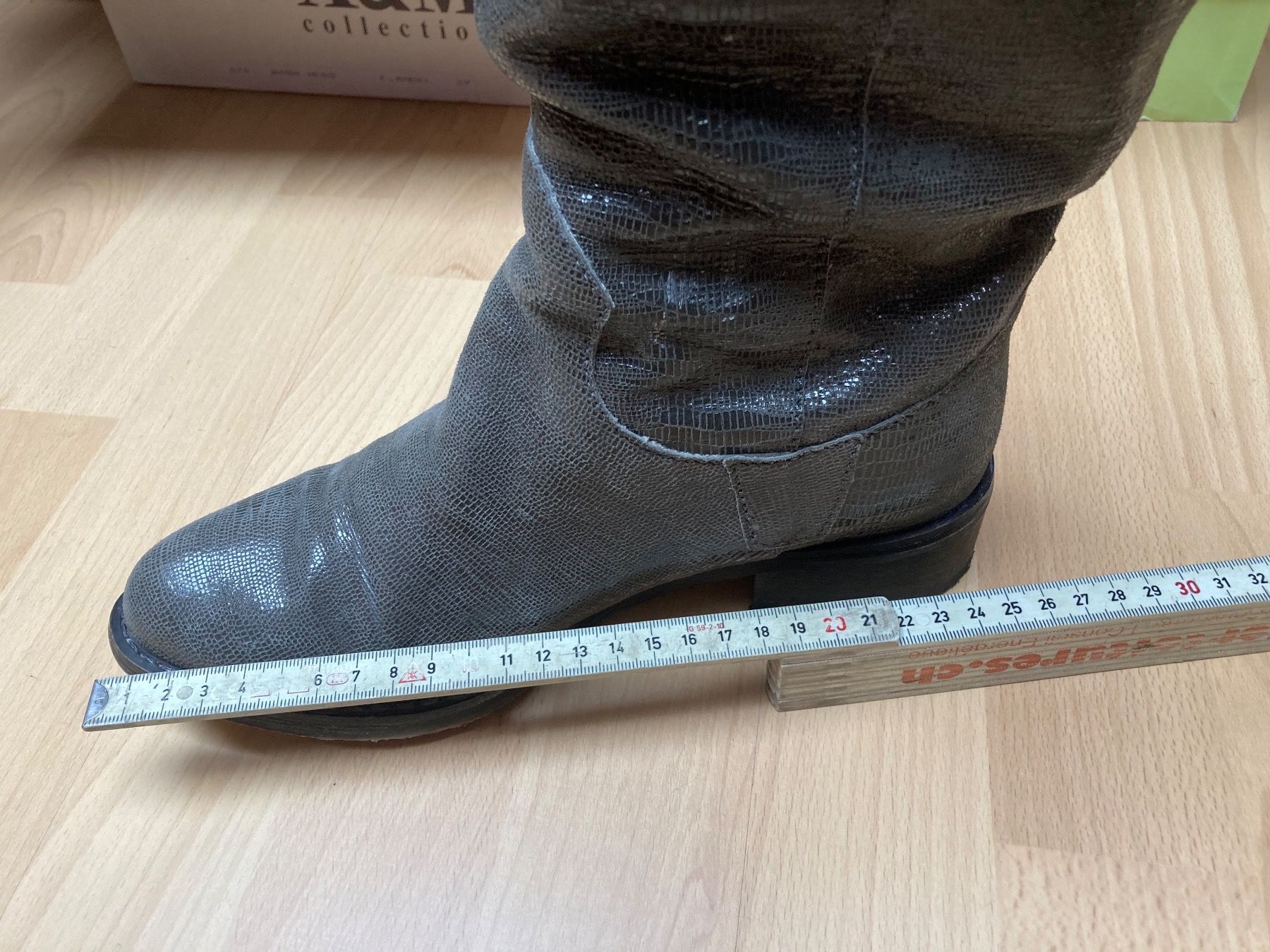 Scarpe da donna: Bottes en cuir grises type crocodile / 38 – Usato da Evionnaz venduto da roh_l5yz 3