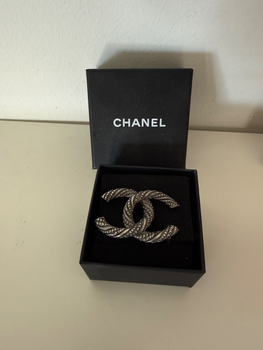 Chanel Spille & Fermagli: Orig. Chanel  Brosche selten mit Box – Usato da Wallisellen venduto da Aboutfashion