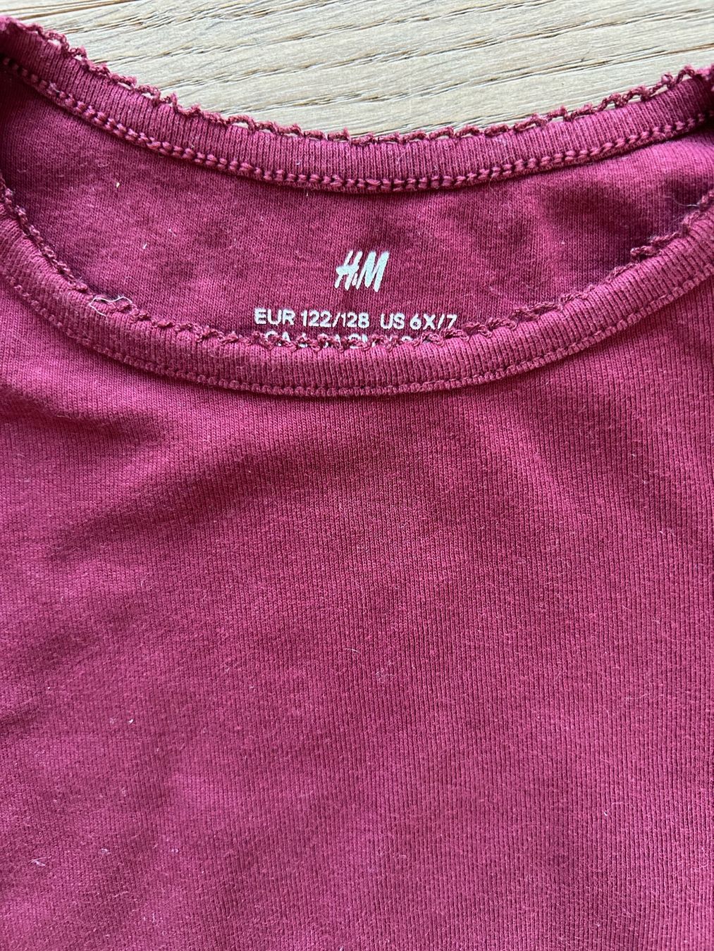 H&M Blusen, T-Shirts & Tops: Langarm Shirt bordeaux Grösse 122/128 – Gebraucht aus Zürich von Aez.01 1