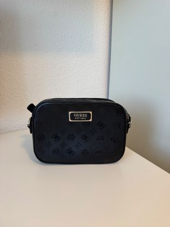 Guess Umhängetasche schwarz mit Logoprint guter Zustand