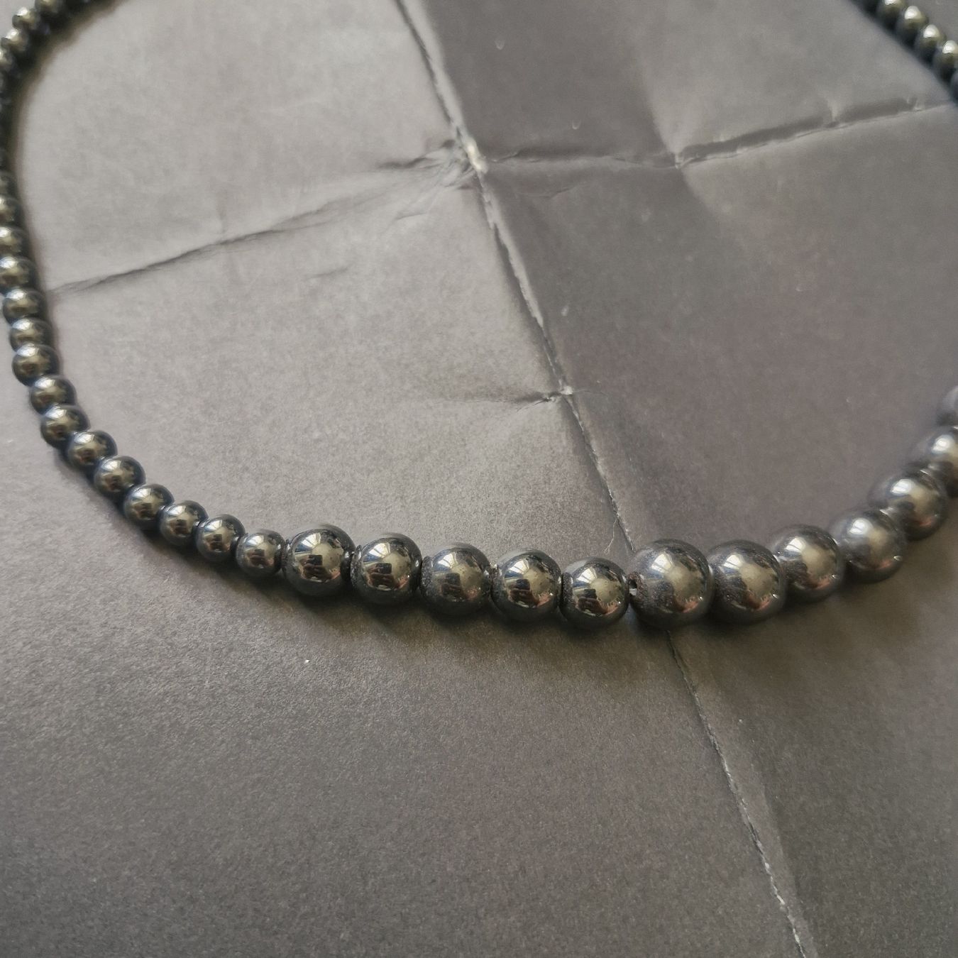 Catenine: Collier avec perles métalliques  – Usato da Neuchâtel venduto da yas_zdb7 1