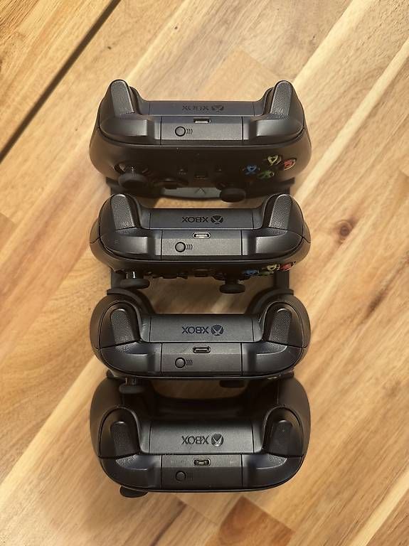 Microsoft Controller: 4x XBox Controller inkl. Vierfachhalterung – Nuovo (secondo la descrizione) da Solothurn venduto da Niyzuh 2