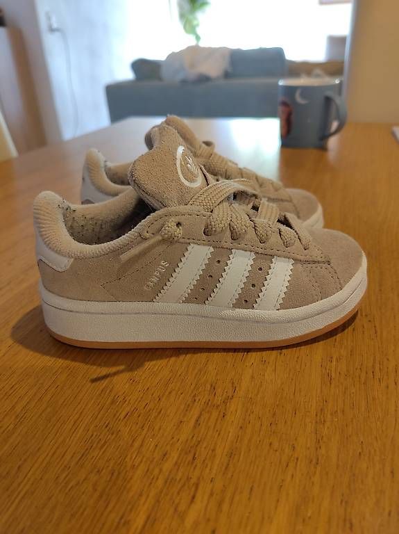 Schuhe für Jungen: Chaussures adidas enfants  – Gebraucht aus Brent von verbouxjeremy