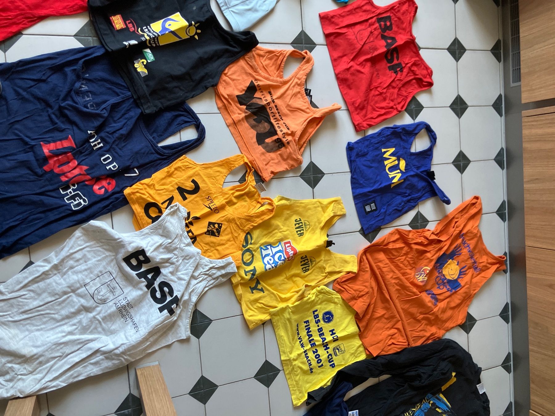 Lots de vêtements: Volleyball Beach Oberteile divers - Retro – D'occasion à Basel par Wiub 1