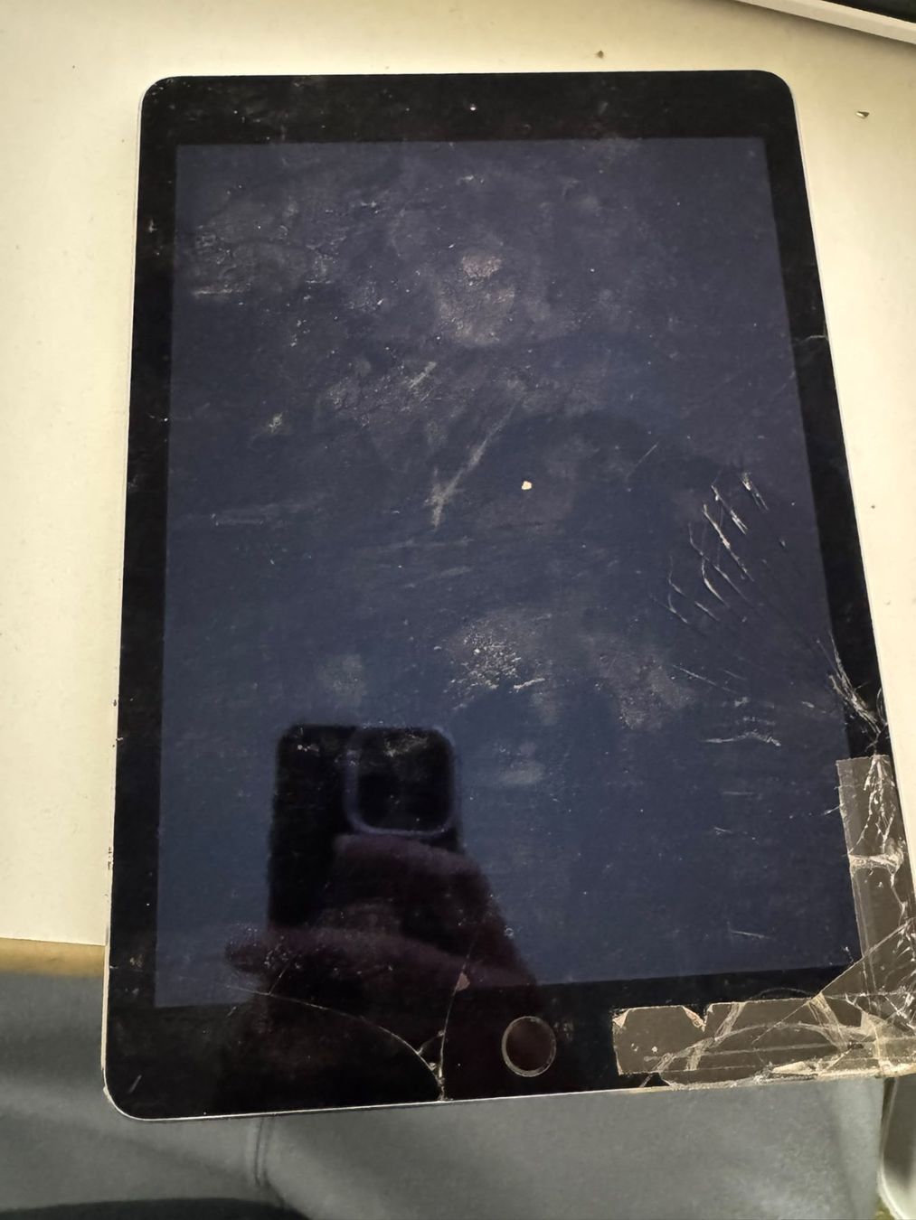 Apple Tablet PC: Ipad Air 2 - A1566 - icloude – Difettoso da Olten venduto da HoYa01 1