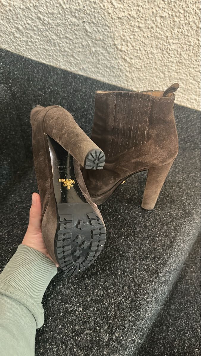 Prada Scarpe da donna: Prada Brown Suede Ankle Boots, Size 37 – Usato da Murgenthal venduto da mar_q2yf