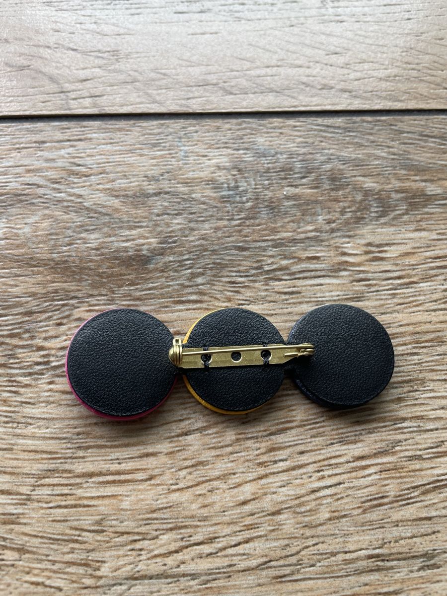 Plaquettes & Badges: Badge Louis Vuitton Summer – Neuf avec emballage d'origine à Geneve par orange1957 1