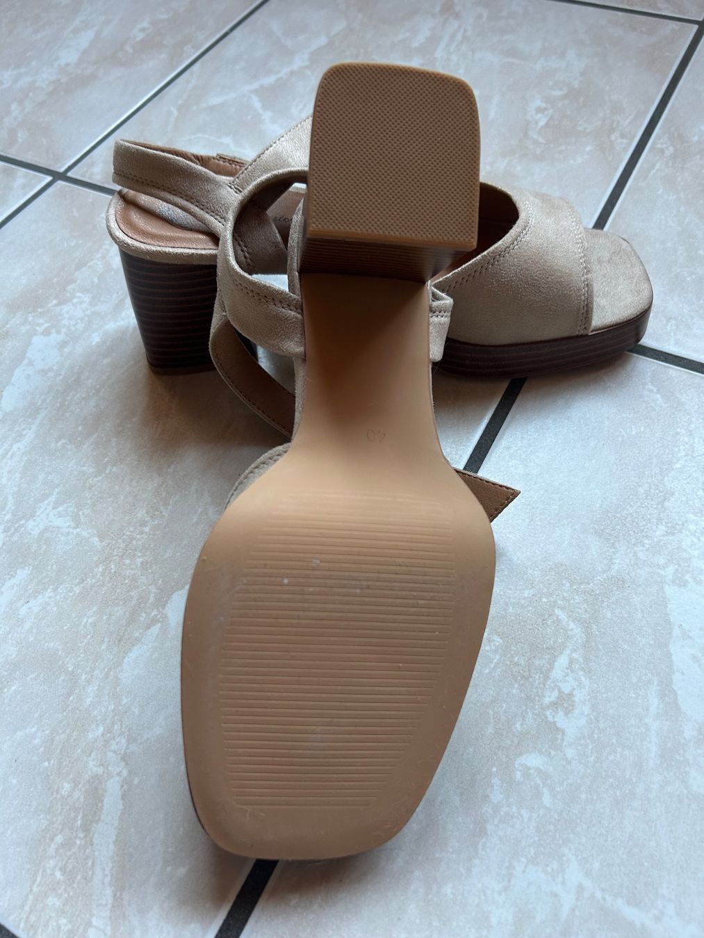 Scarpe da donna: Une paire de sandales en daim – Usato da Courrendlin venduto da loko2910 3