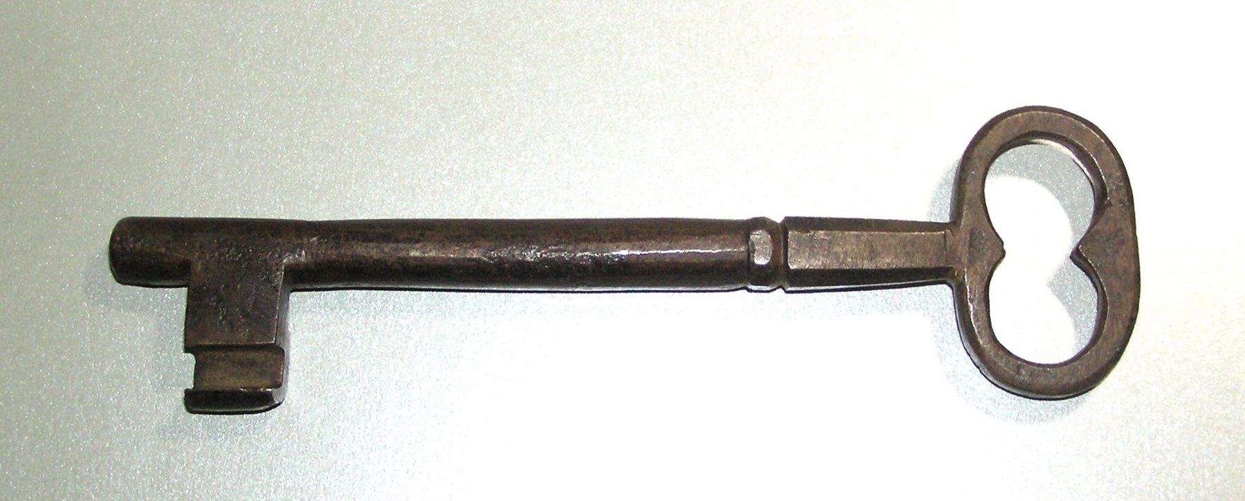 Chiavi: Grosser geschmiedeter Schlüssel – Usato da Grenchen venduto da Antique-hunter