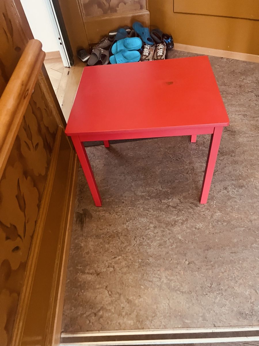 Tische: Wooden kids table, red – Gebraucht aus Zürich von fac_k6lh