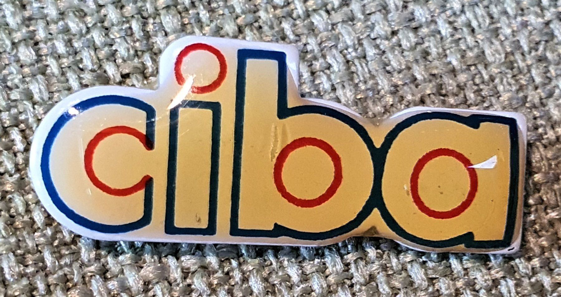 Placchette & Badge: I088 - Pin ciba Basel Logo – Usato da Reinach BL venduto da Boston-Verkauf