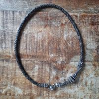Lederhalskette und Armband in einem