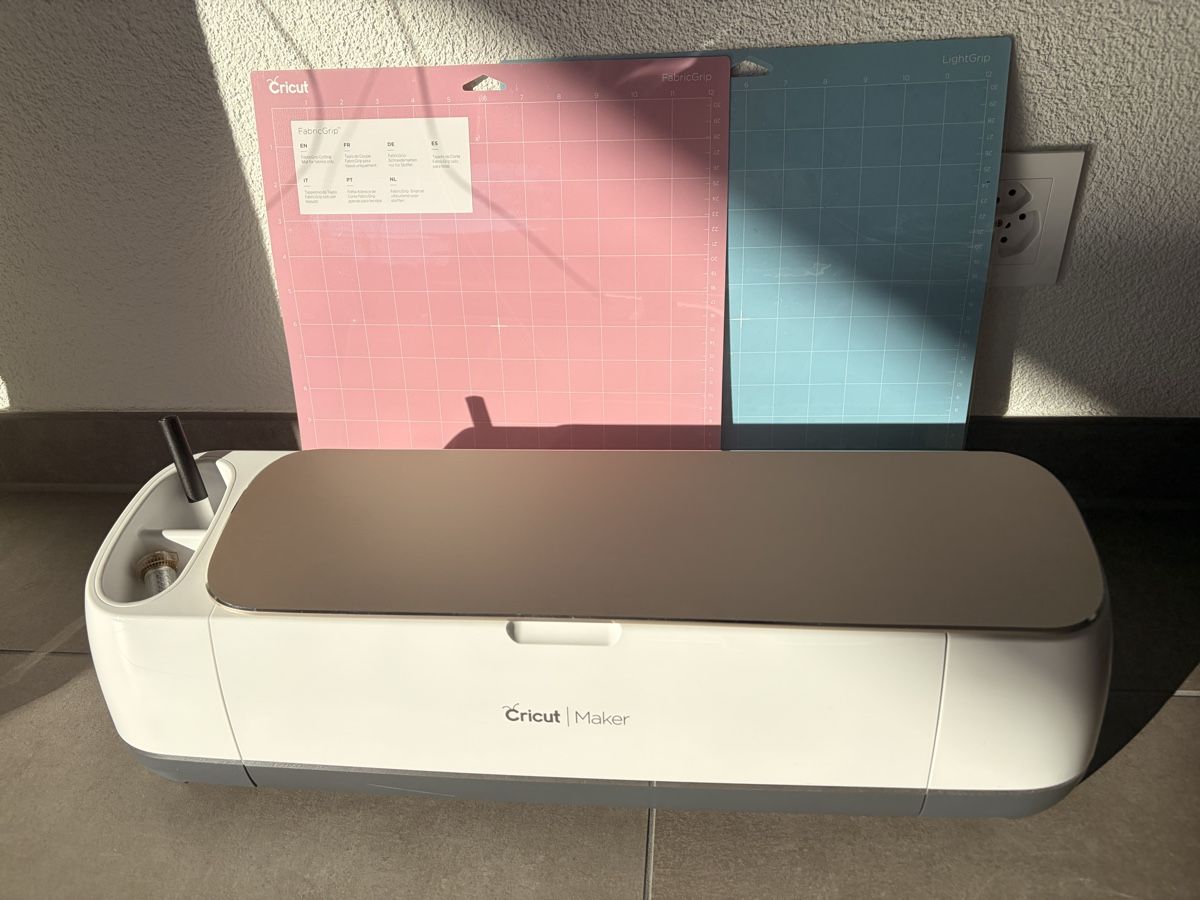 Cricut Kit bricolage: Machine de découpe Cricut Maker avec accessoires – Nuovo (secondo la descrizione) da Le Mont-sur-Lausanne venduto da it-sell 4