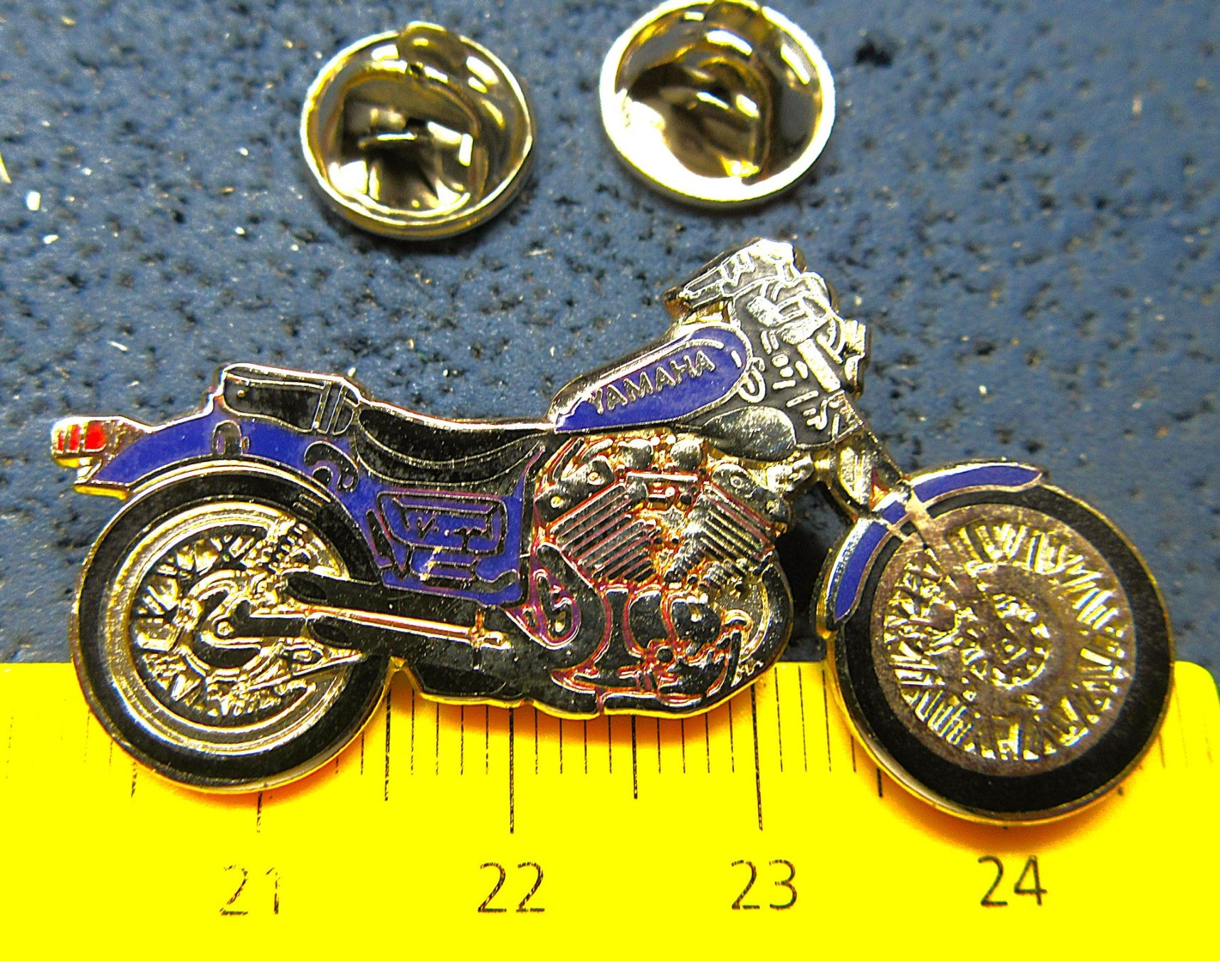 Yamaha Placchette & Badge: YAMAHA MOTORRAD 2NÄGEL-PIN ENAMEL – Usato da Ettingen venduto da Hausi4711