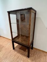 Art Deco Vitrine Lagerräumung schöner Zustand Nussbaum