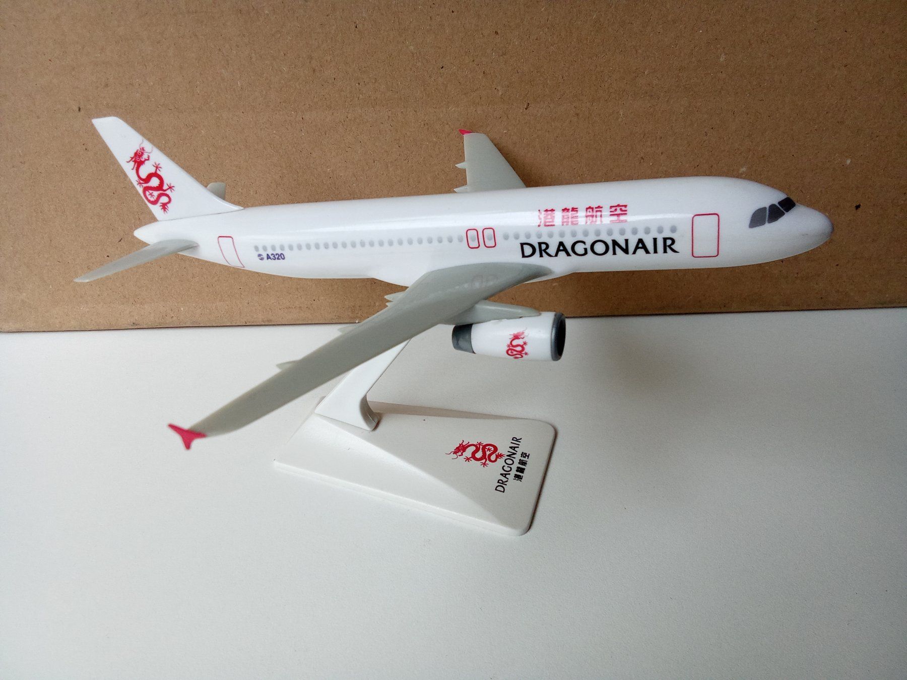 Airbus Kit di modellismo & Modellini statici: Flugzeugmodell A 320 der DRAGONAIR – Usato da Bilten venduto da Bora3 2