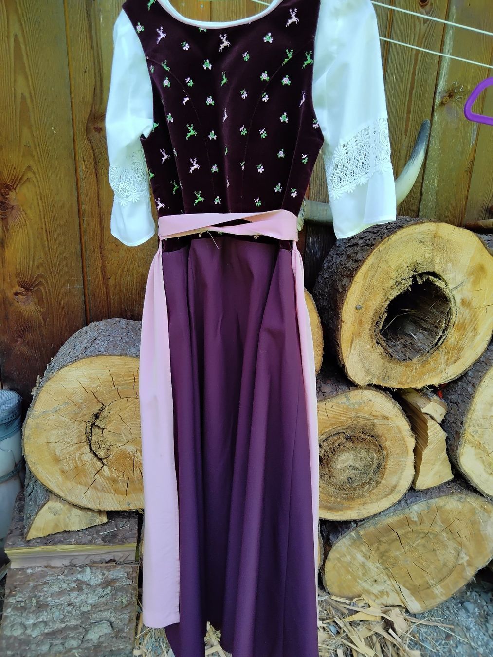 Costumi: Dirndl lang, inkl. Bluse und Schürze – Usato da Saxeten venduto da Hoesi1967 7