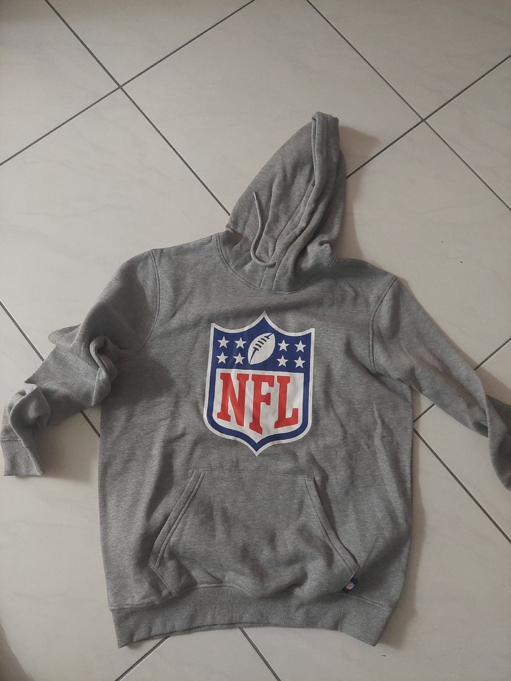 Pullover & Sweatshirts: NFL Kapuzenpullover grau Grösse M  – Gebraucht aus Sissach von zwwerg