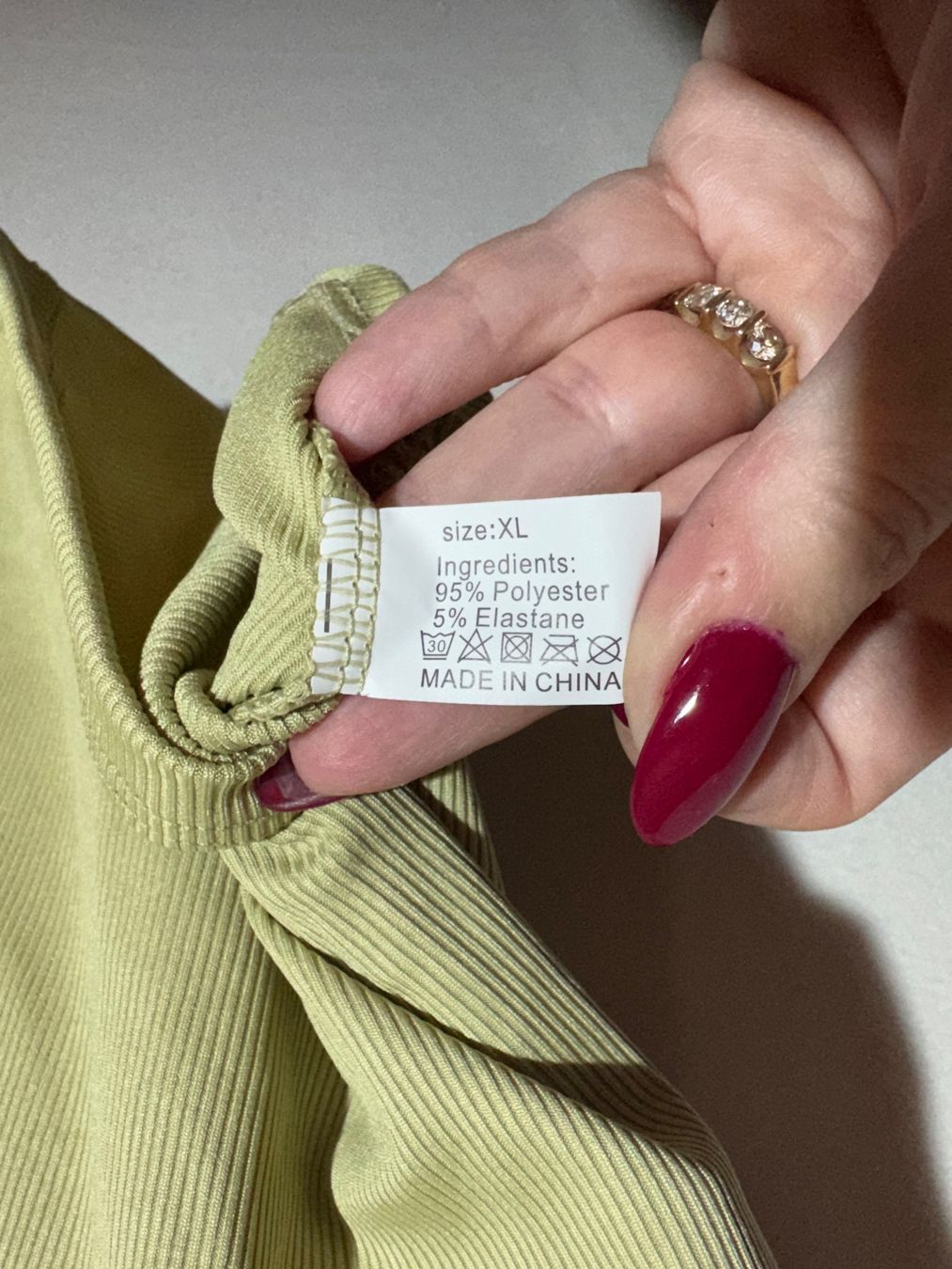 Tops: Grünes Basic mit Cups Gr. L – Neuf (Voir description) à Grosswangen par SALE_SALE_SALE 2