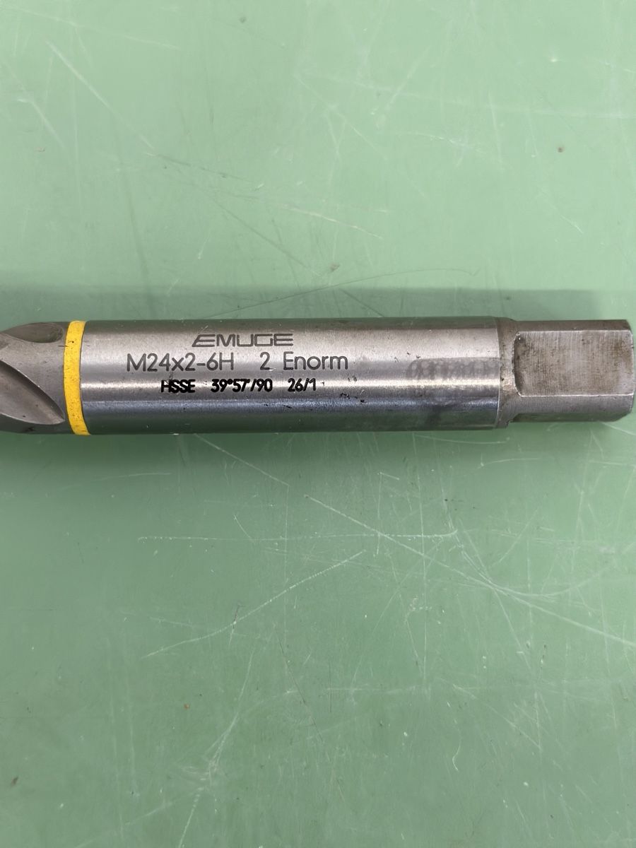 Tutti gli attrezzi: Treading tap  M24x2-6H HSS Gewindebohrer.  – Usato da Aarberg venduto da SNMachines 1