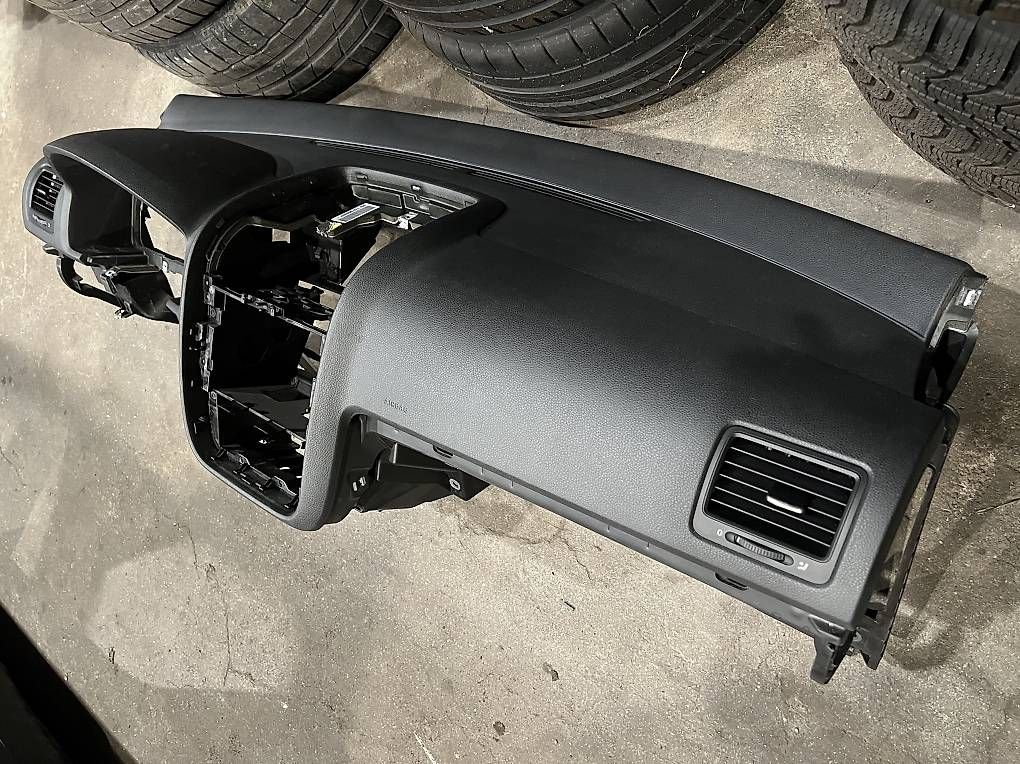 Volkswagen Alle Autoersatzteile: Armaturenbrett von VW Golf 5 – Gebraucht aus Safenwil von vw-teile 2