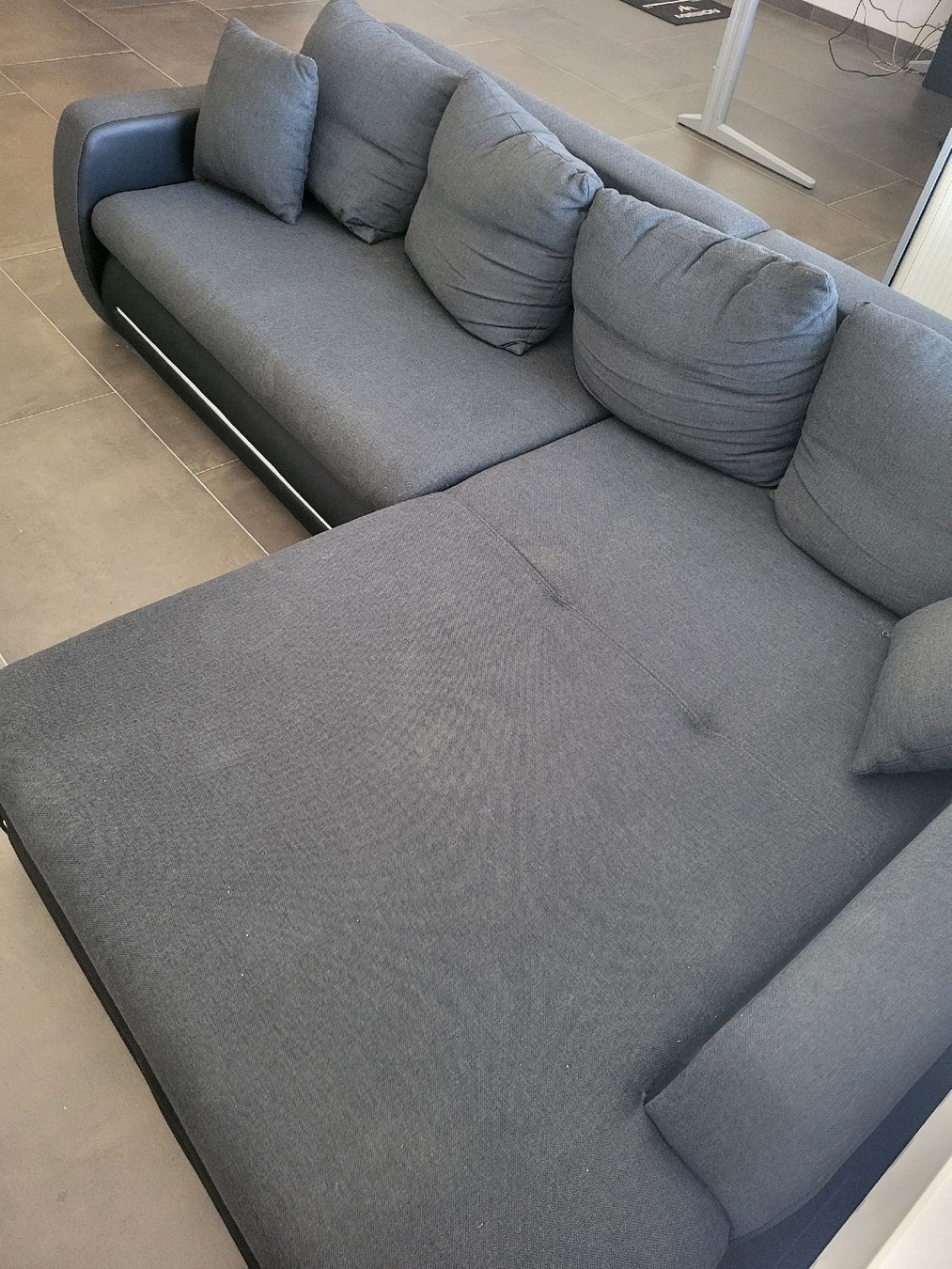 Divani: Ecksofa grau mit Bettfunktion guter Zustand – Usato da Uznach venduto da Kerruk 1