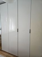 Kleiderschrank mit Regalen
