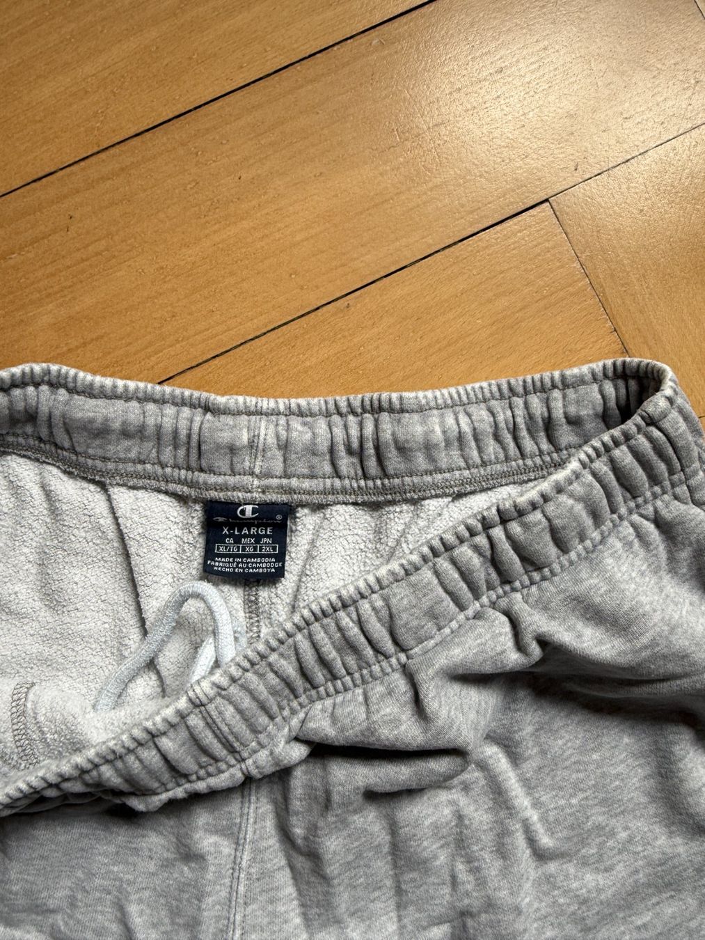 Champion Pantaloni: CHAMPION - Sweatshorts hellgrau meliert XL – Usato da Zürich venduto da Diazaio 1