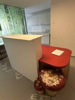 Grosser Empfangspult