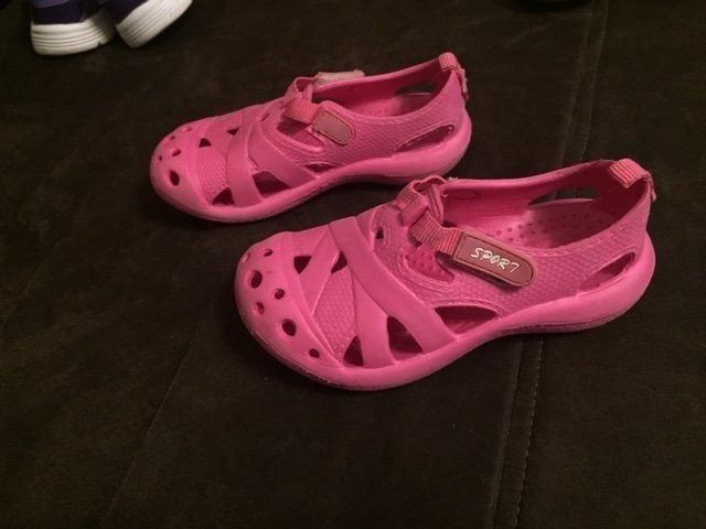 Scarpe per ragazze: Bade Sandalen Grösse 24 /25 – Usato da Emmen venduto da Aribini 2
