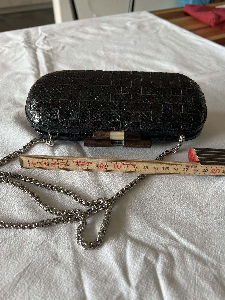 Borse da donna: Clutch schwarz mit Kette – Difettoso da Perlen venduto da Chregle1 4