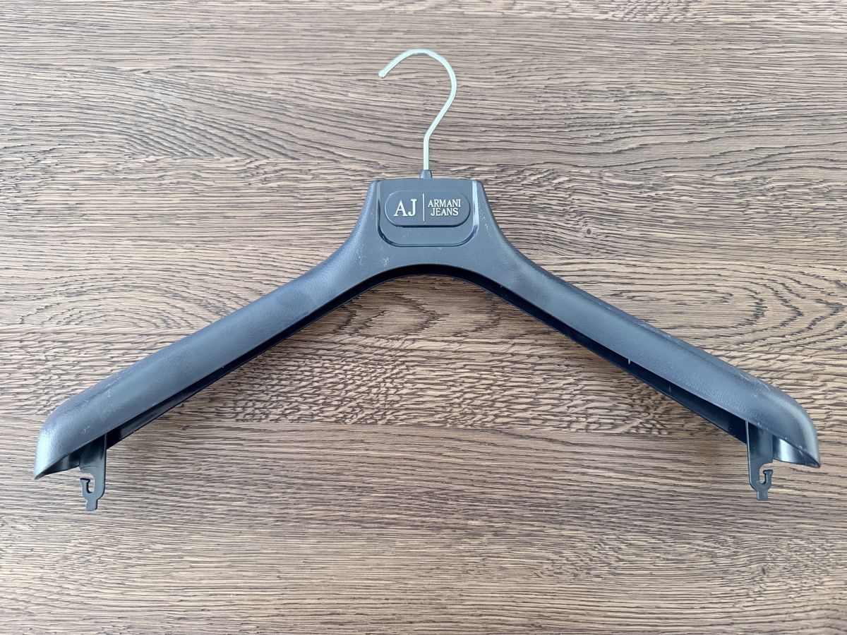 Appendiabiti: Armani Jeans Kleiderbügel  – Usato da Regensdorf venduto da scheissspiel