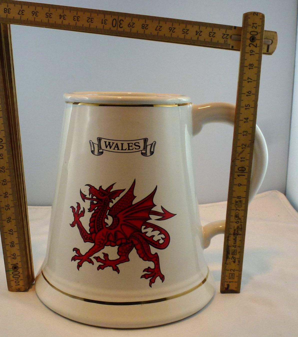 Gläser: Bier-Humpen "WALES" (Sehr Gross) – Gebraucht aus Murgenthal von B.StM 1