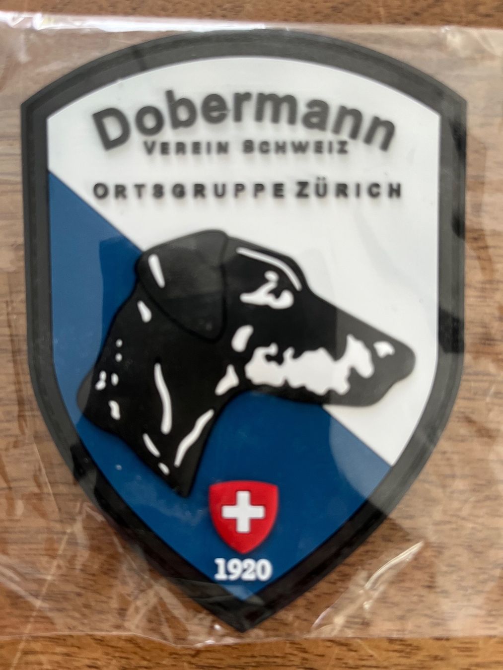 Plaketten & Abzeichen: „Dobermann“ Klebe- Badge – Neu und originalverpackt aus Madetswil von MiamiDolphin