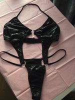 Sexy Damenbody in Schwarz – Glänzendes Material