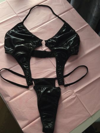 Sexy Damenbody in Schwarz – Glänzendes Material