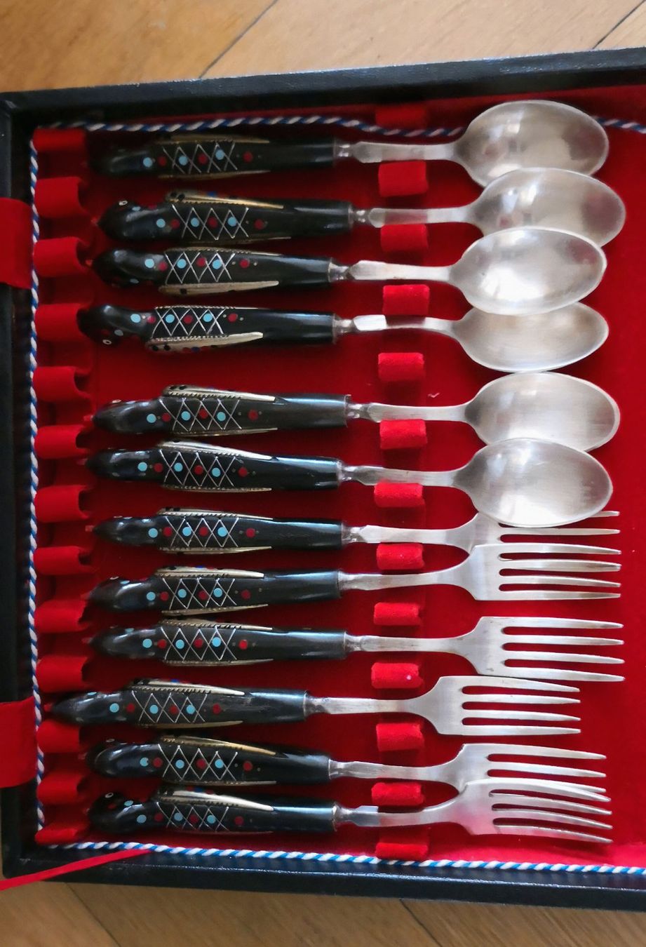 Geschirrsets: Service de table en ébène décoré – Gebraucht aus Genève von rse_w6jt 1