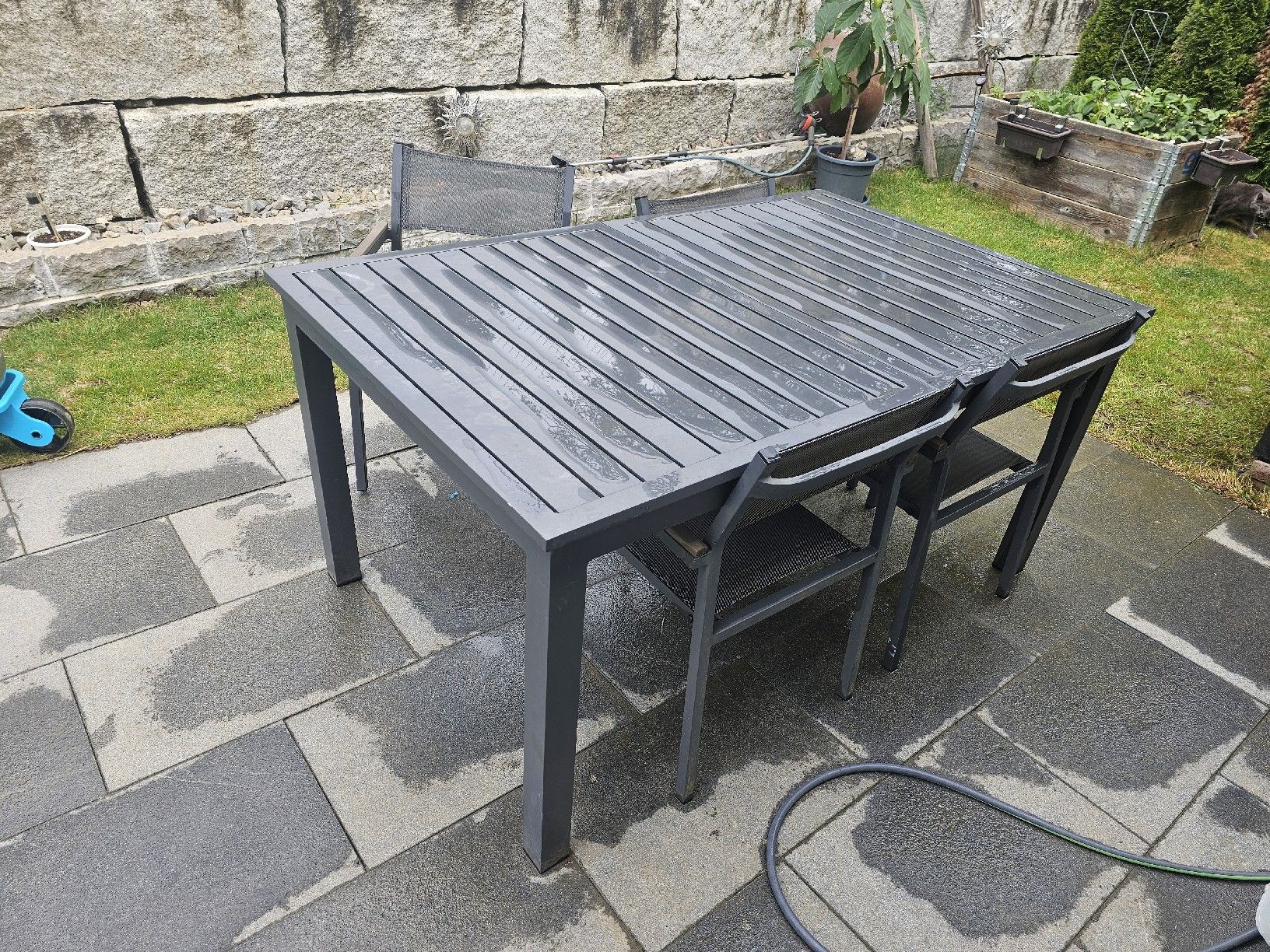 Set di tavolo e panche: Gartentisch ausziehbar mit 4 Stühlen – Usato da Grellingen venduto da JJJJ93