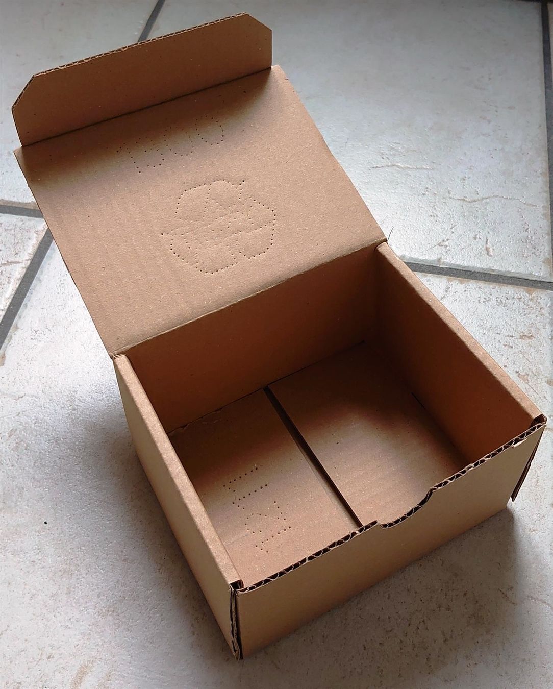 Cartoni: Kartonbox – Nuovo (secondo la descrizione) da Biel/Bienne venduto da TheShop4U 1