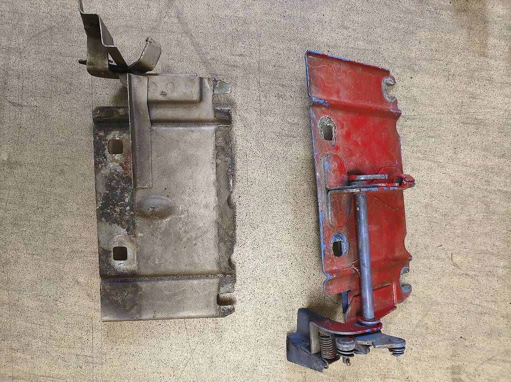 Tutti pezzi di ricambio auto: 2 support fermeture capot avant Renault R8  – Usato da Riaz venduto da B7turbo1 1