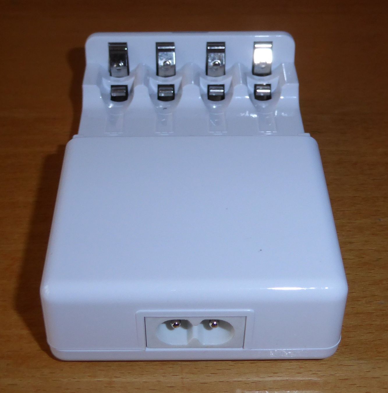 Akkus & Batterien: Batterieladegerät für 4 AA oder 4 AAA Batterien – Neu (gemäss Beschreibung) aus Spreitenbach von Turbo_1105 1